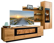 Moderne Wandkombination aus Holz mit TV-Schrank, Wandregal und Vitrine, aus frontaler Perspektive.