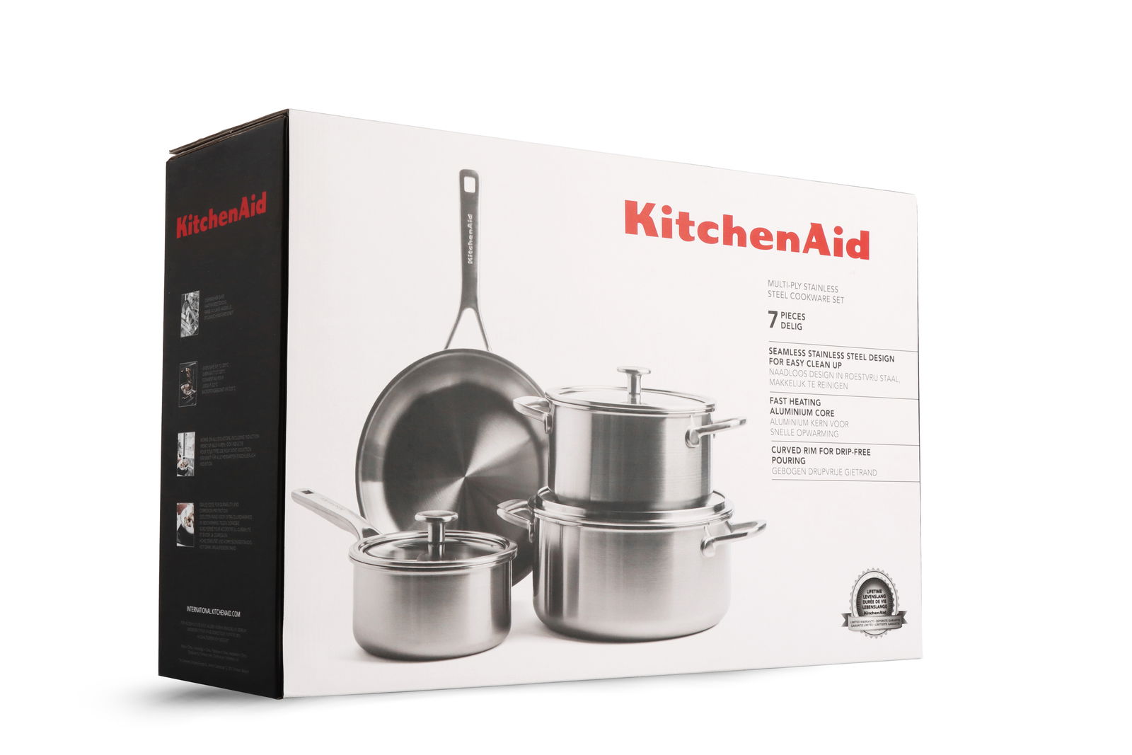 Verpackung eines 7-teiligen KitchenAid Topfsets aus Edelstahl, schräg von vorne fotografiert.