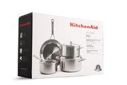 Verpackung eines 7-teiligen KitchenAid Topfsets aus Edelstahl, schräg von vorne fotografiert.