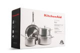 Verpackung eines 7-teiligen KitchenAid Topfsets aus Edelstahl, schräg von vorne fotografiert.