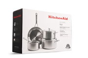 Verpackung eines 7-teiligen KitchenAid Topfsets aus Edelstahl, schräg von vorne fotografiert.
