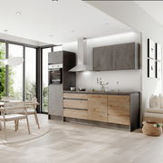 Moderne Küche mit Holz- und Grautönen, Blick von der Seite auf Küchenblock mit integriertem Ofen und Dunstabzugshaube.