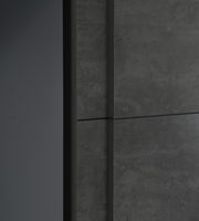 Nahaufnahme eines Dreh- und Schwebetürenschranks NARAGO mit grauer Betonoptik, seitliche Perspektive