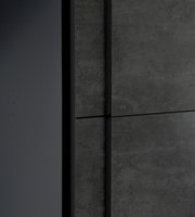 Nahaufnahme eines Dreh- und Schwebetürenschranks NARAGO mit grauer Betonoptik, seitliche Perspektive