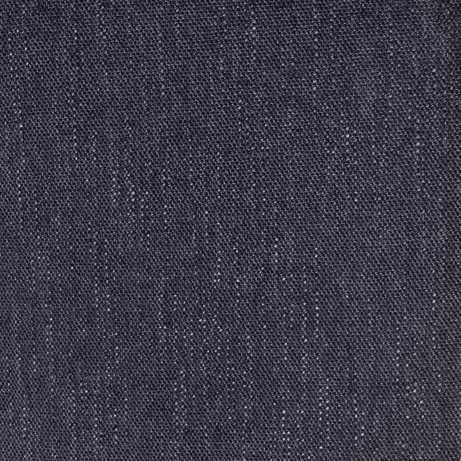 Nahaufnahme eines dunkelgrauen Stoffes mit feiner Webstruktur, verwendet für Relaxsessel und Hocker.