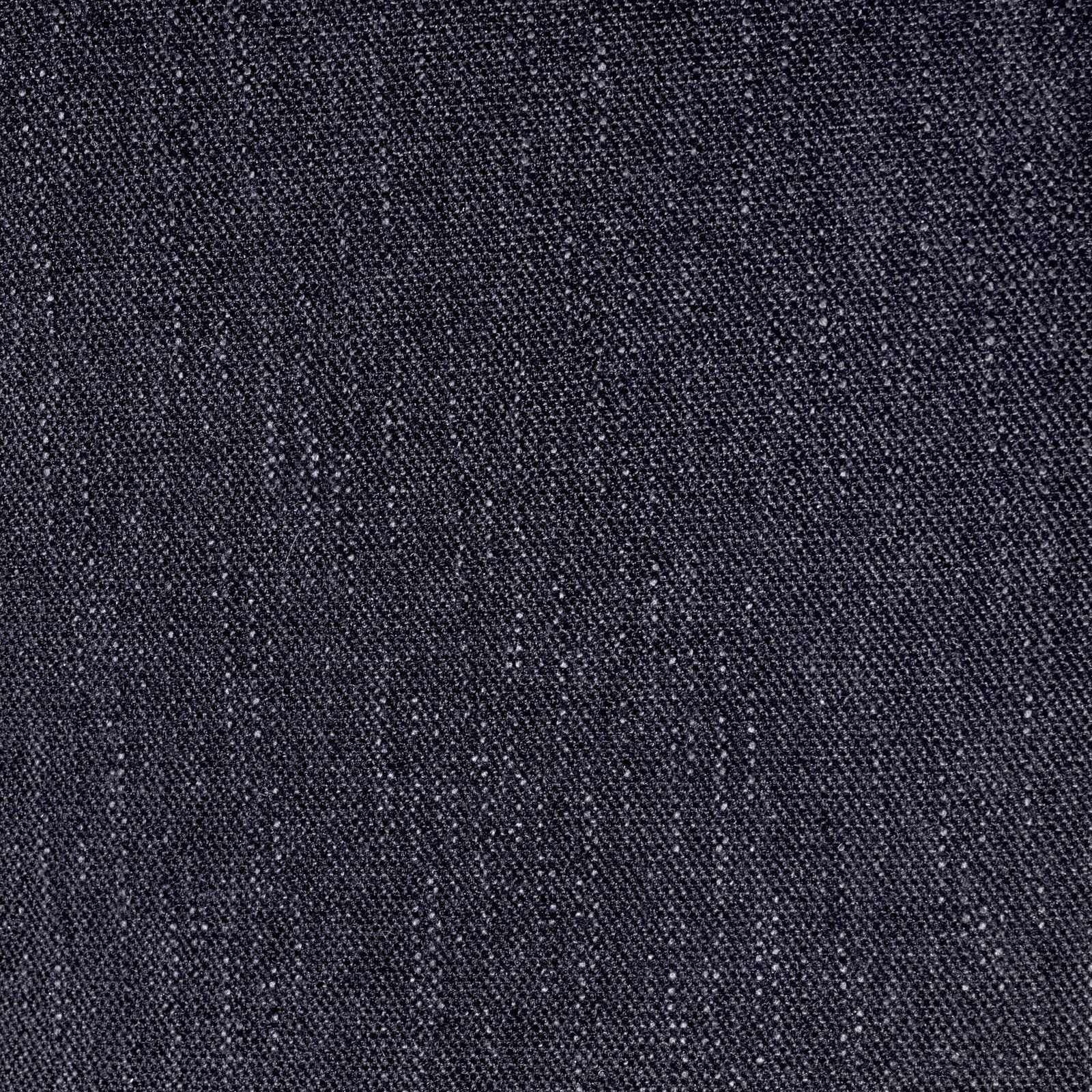 Nahaufnahme eines dunkelgrauen Stoffes mit feiner Webstruktur, verwendet für Relaxsessel und Hocker.