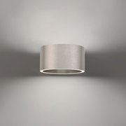 Moderne Wandleuchte PURE Clipse in zylindrischer Form aus gebürstetem Metall, Ansicht von vorne.