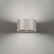 Moderne Wandleuchte PURE Clipse in zylindrischer Form aus gebürstetem Metall, Ansicht von vorne.