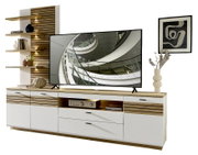 Moderne wandopstelling met houten en witte accenten, bestaande uit planken, kasten en een grote tv, gezien vanaf de voorkant.