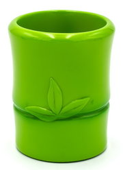 Grüner Kunststoff-Zahnputzbecher mit Blattrelief, freigestellt vor weißem Hintergrund, Frontansicht leicht von oben