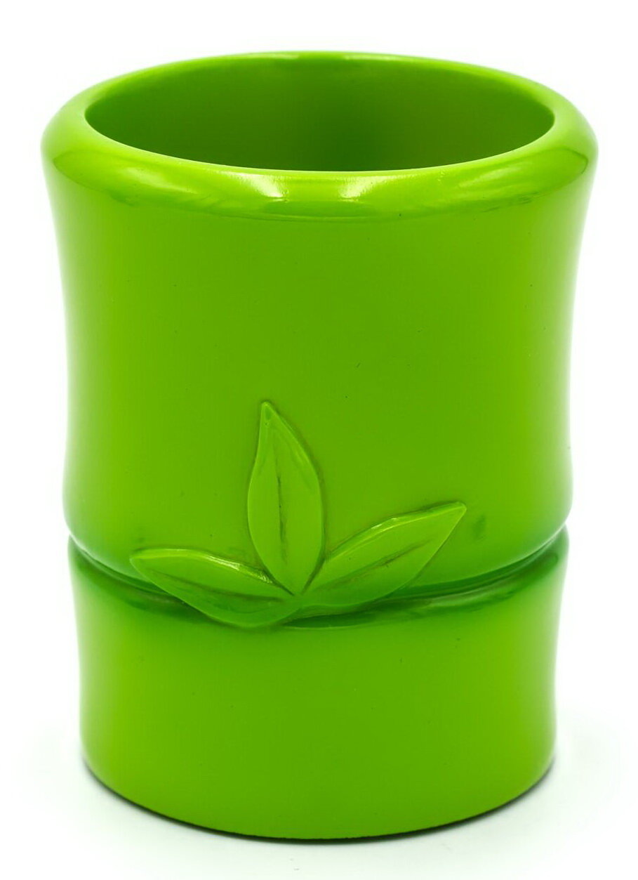 Grüner Kunststoff-Zahnputzbecher mit Blattrelief, freigestellt vor weißem Hintergrund, Frontansicht leicht von oben