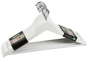 Set van 8 witte kunststof kledinghangers met metalen haken en antislip ribbels, schuin van voren gefotografeerd