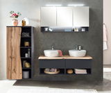 Moderner Spiegelschrank in einem stilvollen Badezimmer mit zwei Waschbecken, Holz- und dunklen Elementen, aus der Frontalperspektive.