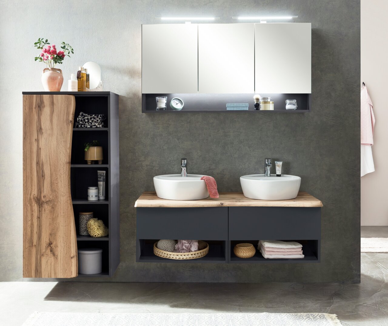 Moderner Spiegelschrank in einem stilvollen Badezimmer mit zwei Waschbecken, Holz- und dunklen Elementen, aus der Frontalperspektive.
