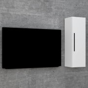 Minimalistische Wandansicht: großes schwarzes, rechteckiges Paneel links und weißer, hochformatiger Wandschrank mit schwarzem Griff rechts vor grauer Betonwand, perspektivisch leicht von vorne