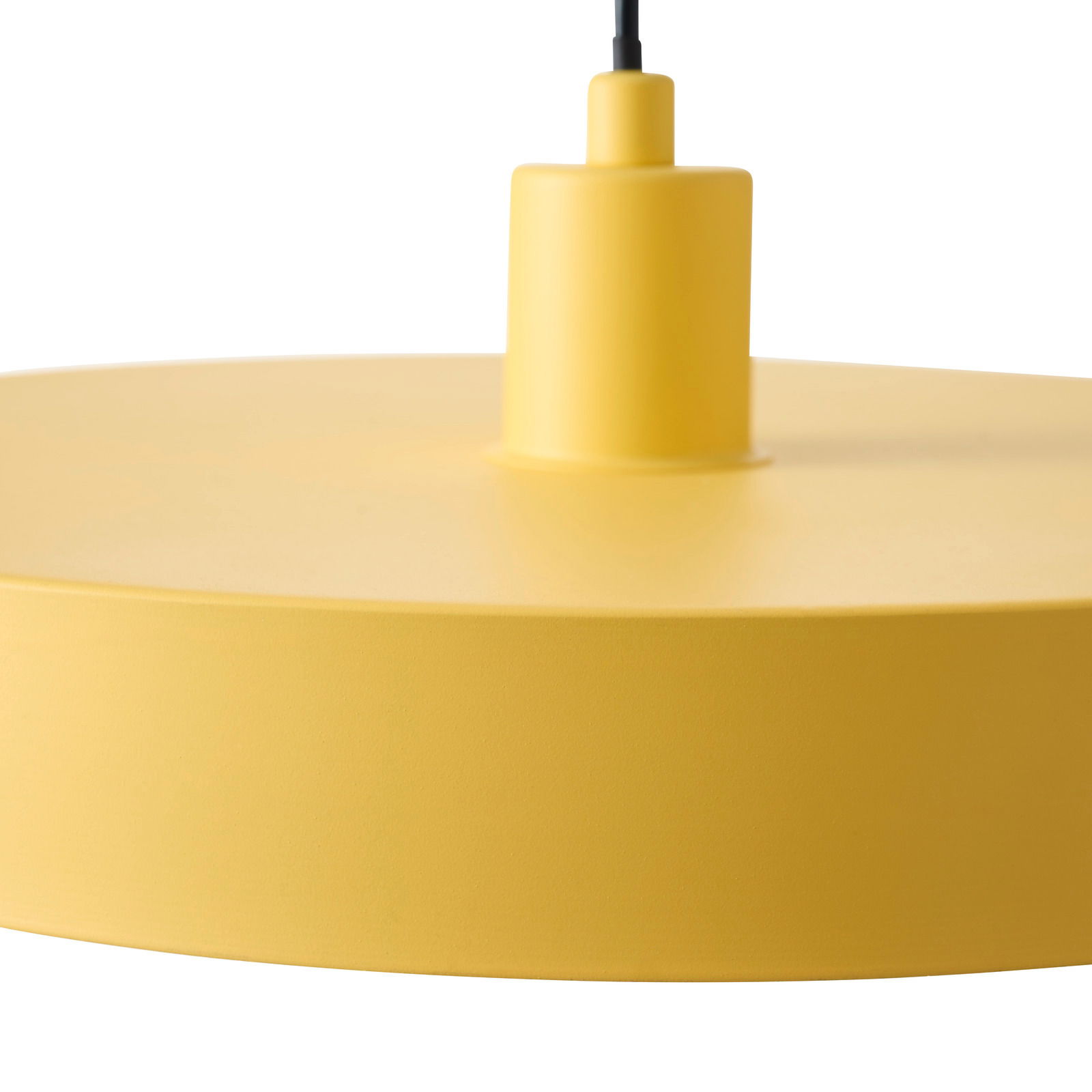 Gelbe Hängeleuchte aus der Seitenperspektive