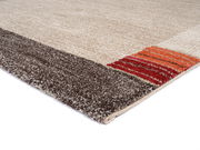 Teppich Castle Flora in der Größe ca. 200x250cm, Nahaufnahme der Ecke mit braunen und roten Streifen, seitliche Perspektive