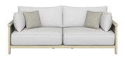 Frontale Ansicht eines modernen, zweisitzigen Loungesofas mit hellen Kissen und Holzrahmen.