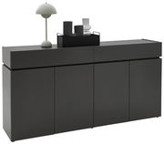 Schwarzer XXL-Schuhschrank H92 mit vier Türen, dekoriert mit einer Tischlampe und Accessoires, seitliche Perspektive