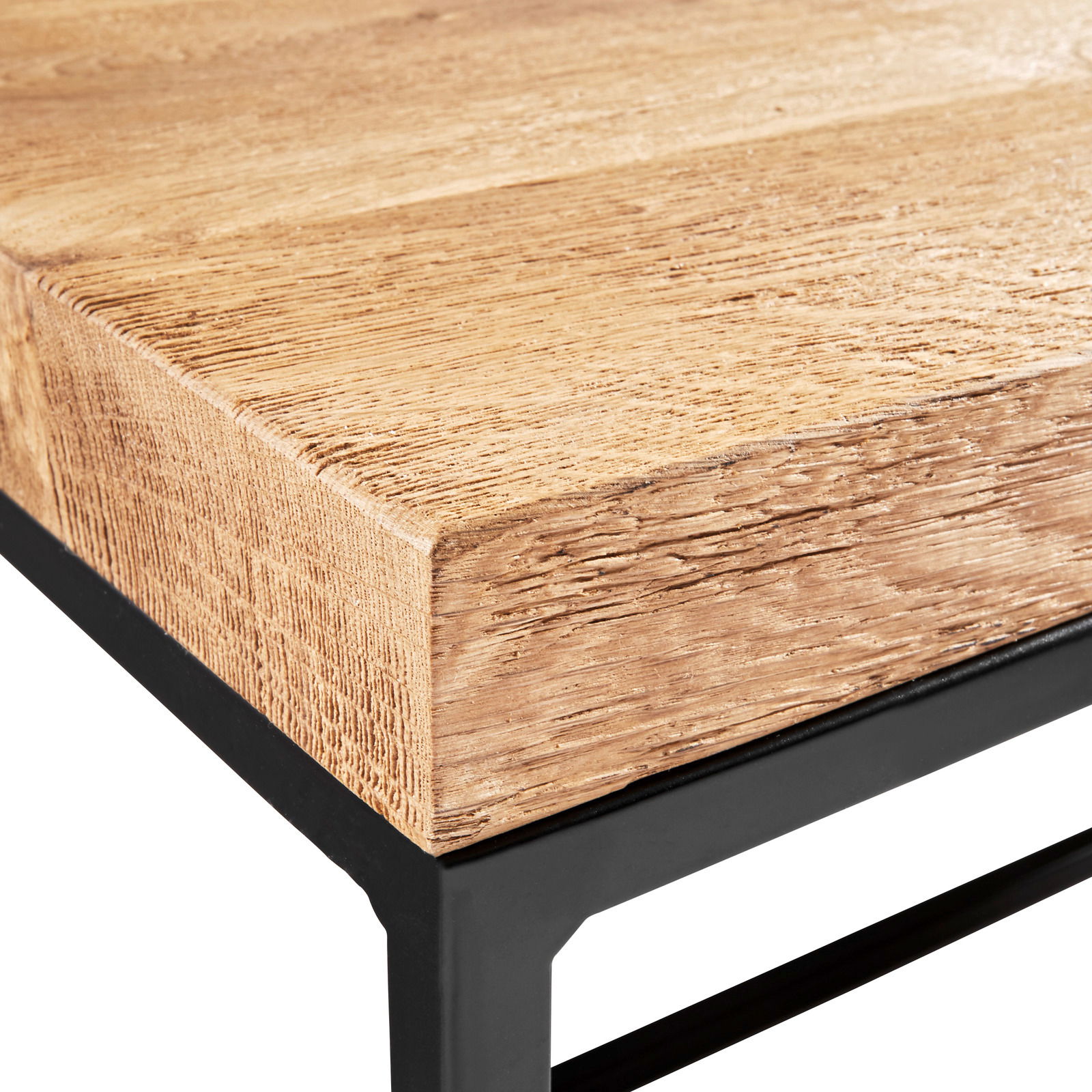 Nahaufnahme eines Couchtischs mit einer robusten Holzplatte und einem schwarzen Metallgestell, Perspektive von der Ecke.