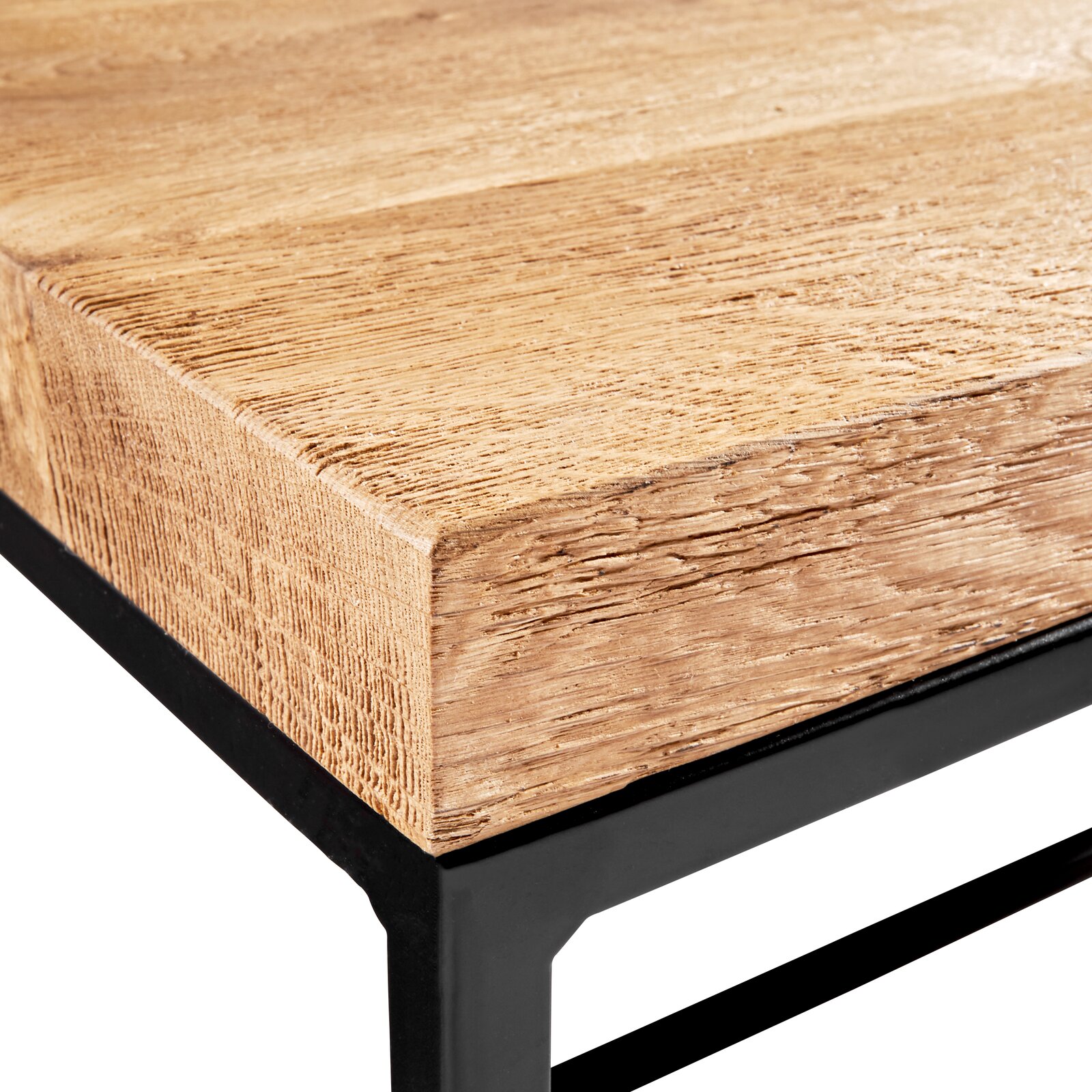 Nahaufnahme eines Couchtischs mit einer robusten Holzplatte und einem schwarzen Metallgestell, Perspektive von der Ecke.