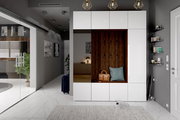 Moderner Eingangsbereich mit einem weißen Dekopaneel 4er-Set, das eine Sitznische mit Holzwandverkleidung und Stauraum bietet. Perspektive von vorne.