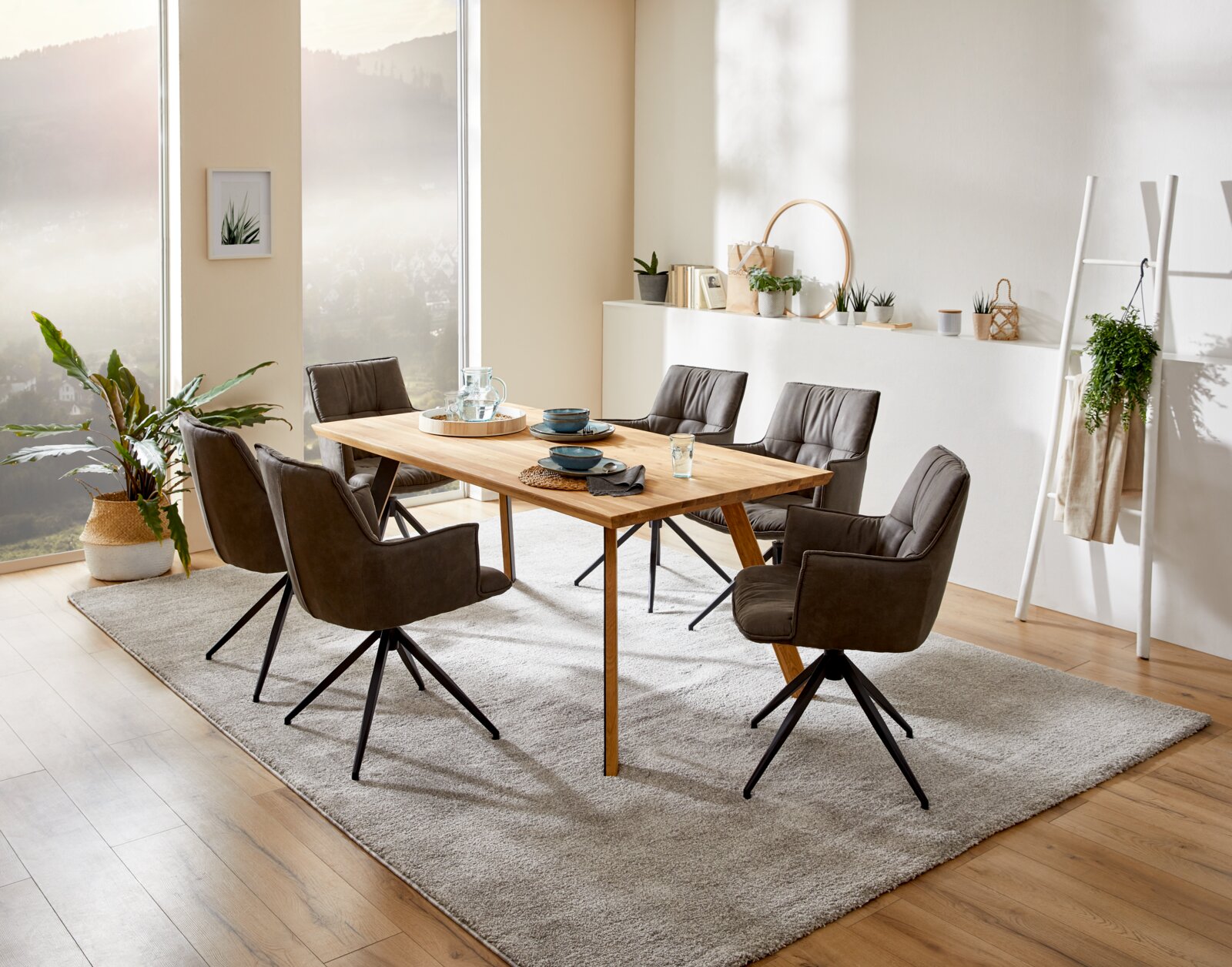 Linea Natura Esstisch MANOO Moderner Esstisch aus Holz mit sechs gepolsterten Stühlen in einem hellen, stilvoll eingerichteten Raum, seitliche Perspektive.