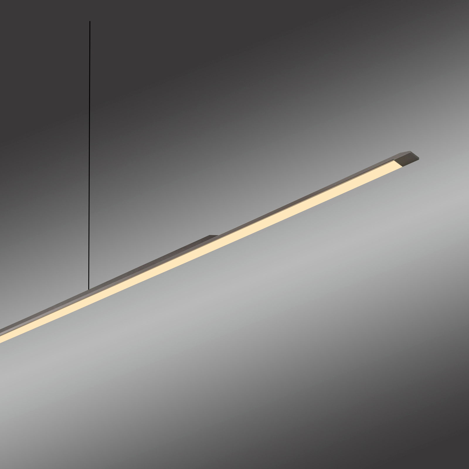 Moderne Pendelleuchte PURE Surface in seitlicher Perspektive, schlankes Design mit warmem Licht.
