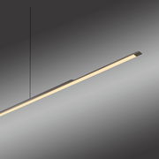 Moderne Pendelleuchte PURE Surface in seitlicher Perspektive, schlankes Design mit warmem Licht.