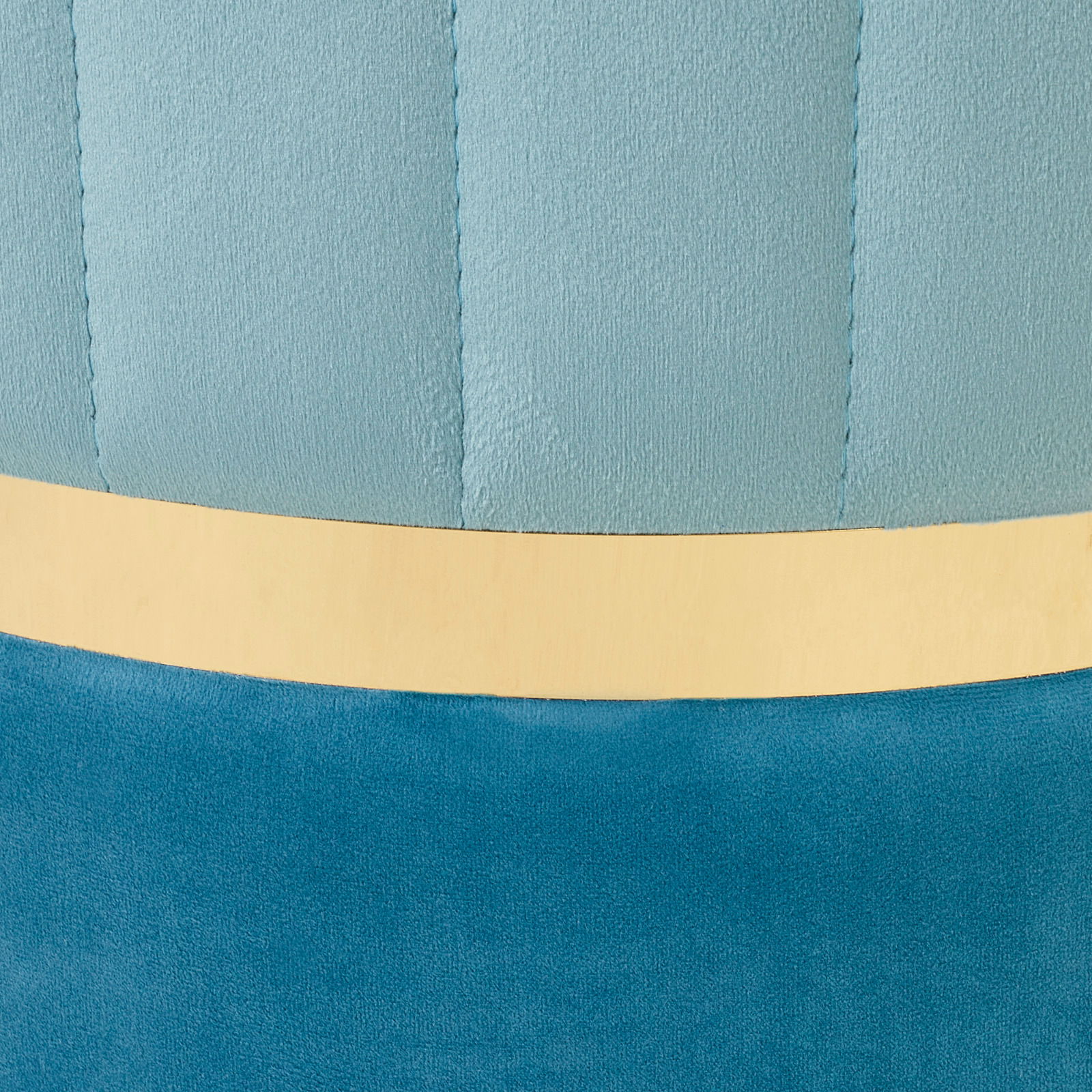 Nahaufnahme eines XORA Hockers DUO mit blauer Polsterung und goldener Zierleiste, seitliche Perspektive