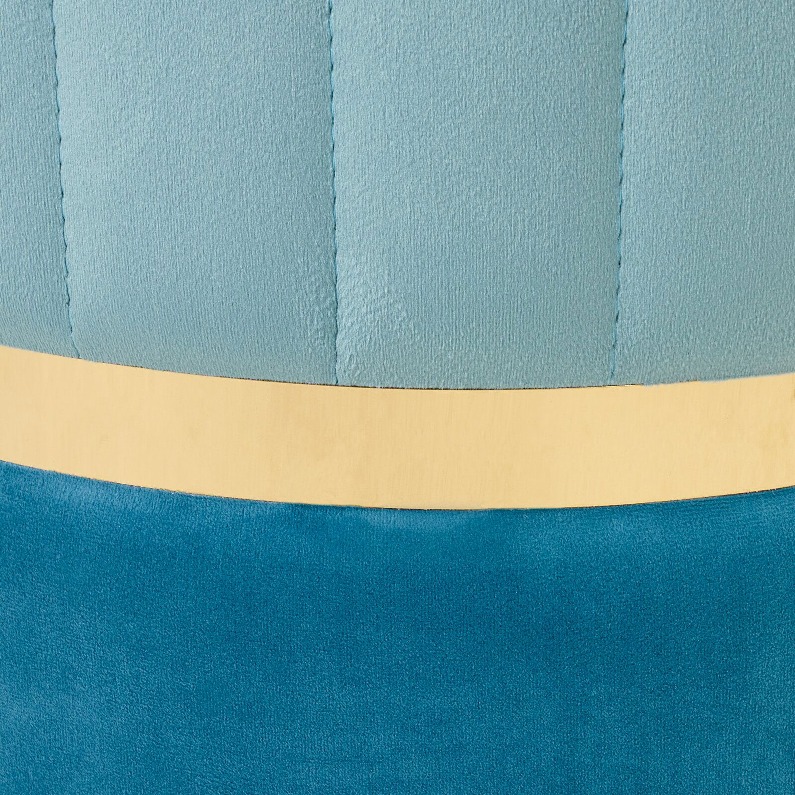 Nahaufnahme eines XORA Hockers DUO mit blauer Polsterung und goldener Zierleiste, seitliche Perspektive