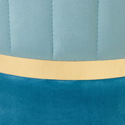 Nahaufnahme eines XORA Hockers DUO mit blauer Polsterung und goldener Zierleiste, seitliche Perspektive