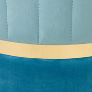 Nahaufnahme eines XORA Hockers DUO mit blauer Polsterung und goldener Zierleiste, seitliche Perspektive