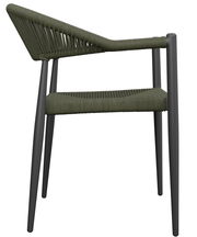 Seitenansicht eines modernen Stapelsessels mit dunkelgrüner Seilbespannung und schwarzen Metallbeinen.