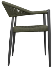 Seitenansicht eines modernen Stapelsessels mit dunkelgrüner Seilbespannung und schwarzen Metallbeinen.