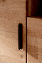 Nahaufnahme eines TV-Elements aus Holz mit einer schwarzen Griffleiste, seitliche Perspektive.