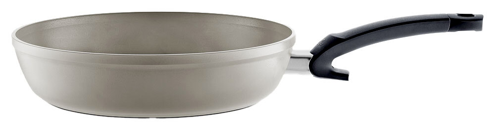 Fissler Pfanne 24cm CERATAL COMFORT Seitliche Ansicht einer grauen Pfanne Ceratal Comfort mit schwarzem Griff.