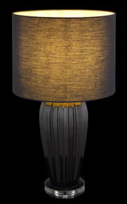 Elegante Tischleuchte IRINA mit schwarzem, geripptem Sockel und goldenem Lampenschirm, seitliche Perspektive