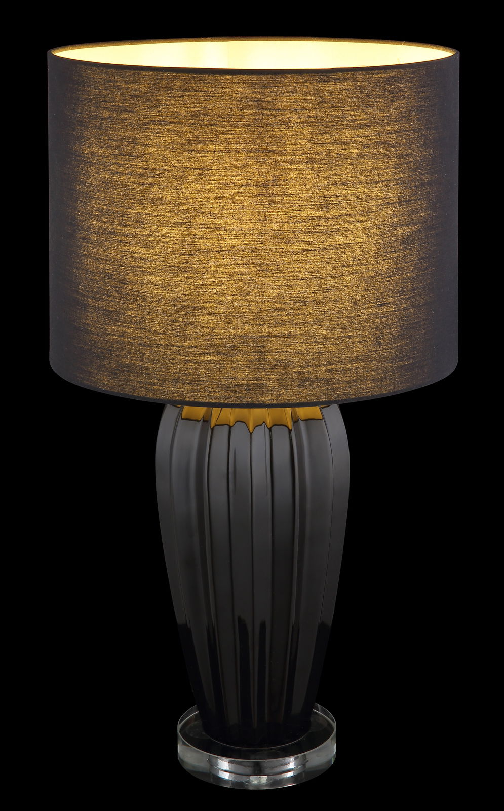 Elegante Tischleuchte IRINA mit schwarzem, geripptem Sockel und goldenem Lampenschirm, seitliche Perspektive