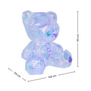 Irisierend glitzernde, facettierte Bären-Skulptur in transparentem Blau-Lila auf weißem Hintergrund, Frontansicht; Maße ca. 151 cm hoch, 142 cm breit und 114 cm tief.
