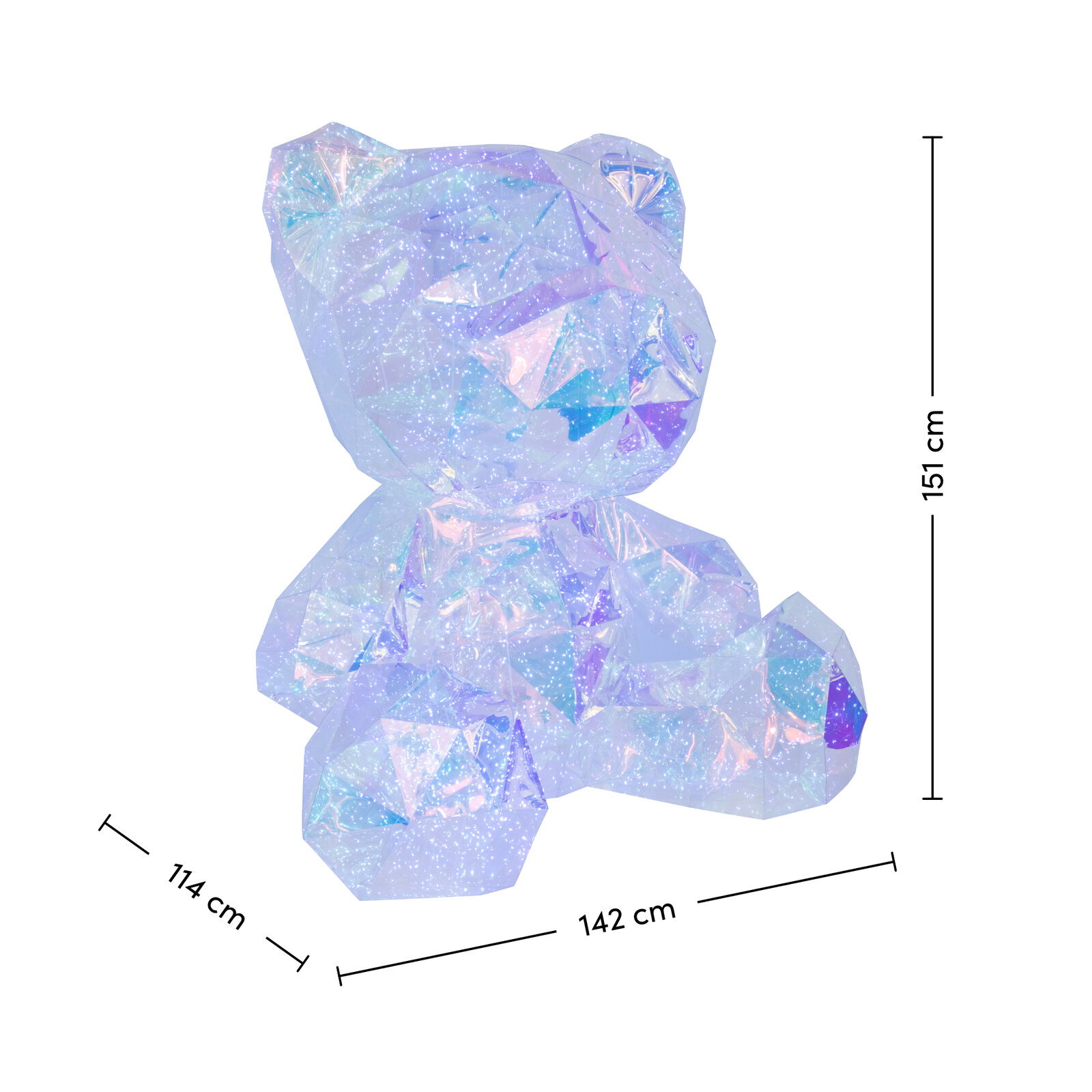 Irisierend glitzernde, facettierte Bären-Skulptur in transparentem Blau-Lila auf weißem Hintergrund, Frontansicht; Maße ca. 151 cm hoch, 142 cm breit und 114 cm tief.