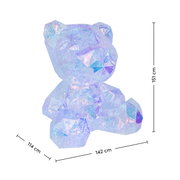Irisierend glitzernde, facettierte Bären-Skulptur in transparentem Blau-Lila auf weißem Hintergrund, Frontansicht; Maße ca. 151 cm hoch, 142 cm breit und 114 cm tief.