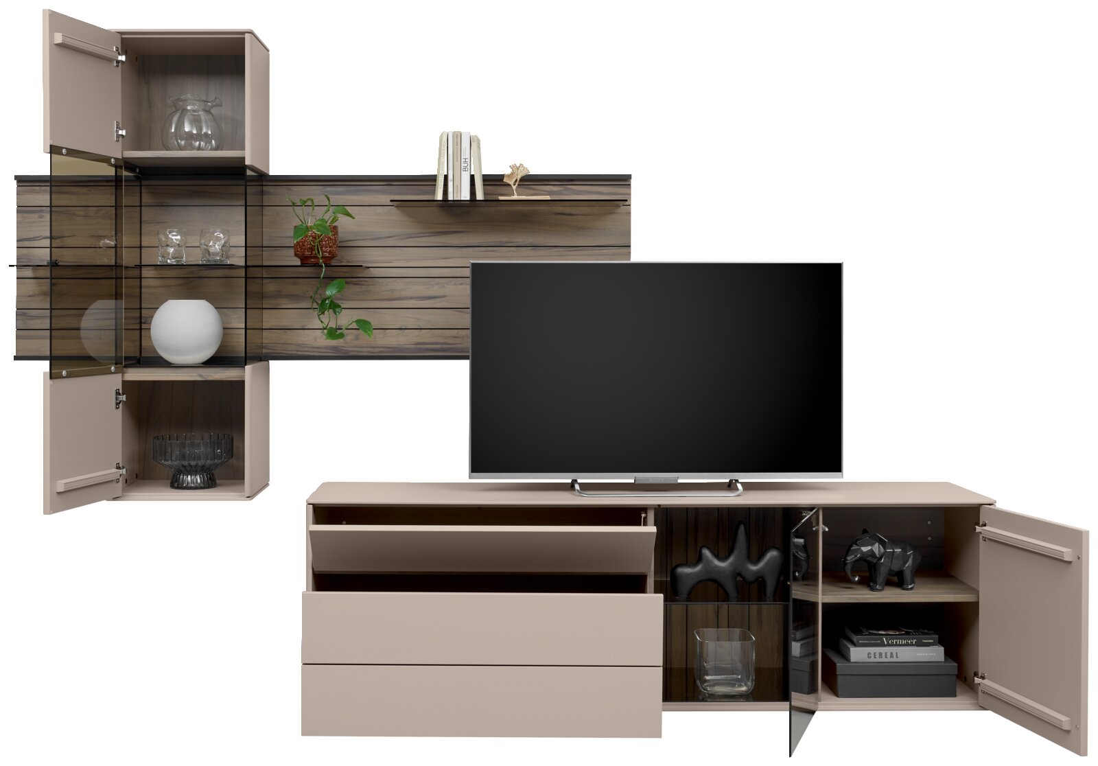 Moderne Wandkombination mit TV-Schrank, offenen Regalen und dekorativen Elementen, frontal betrachtet.