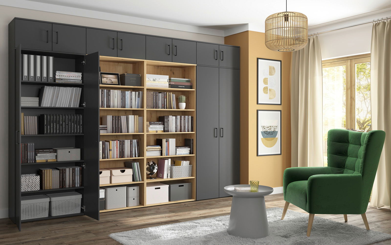 Moderne Wohnzimmeransicht mit einem großen, grauen Mehrzweckschrank und einem offenen Holzregal, gefüllt mit Büchern und Aufbewahrungsboxen. Ein grüner Sessel und ein kleiner runder Tisch stehen vor einem großen Fenster mit Vorhängen. Perspektive: Frontal