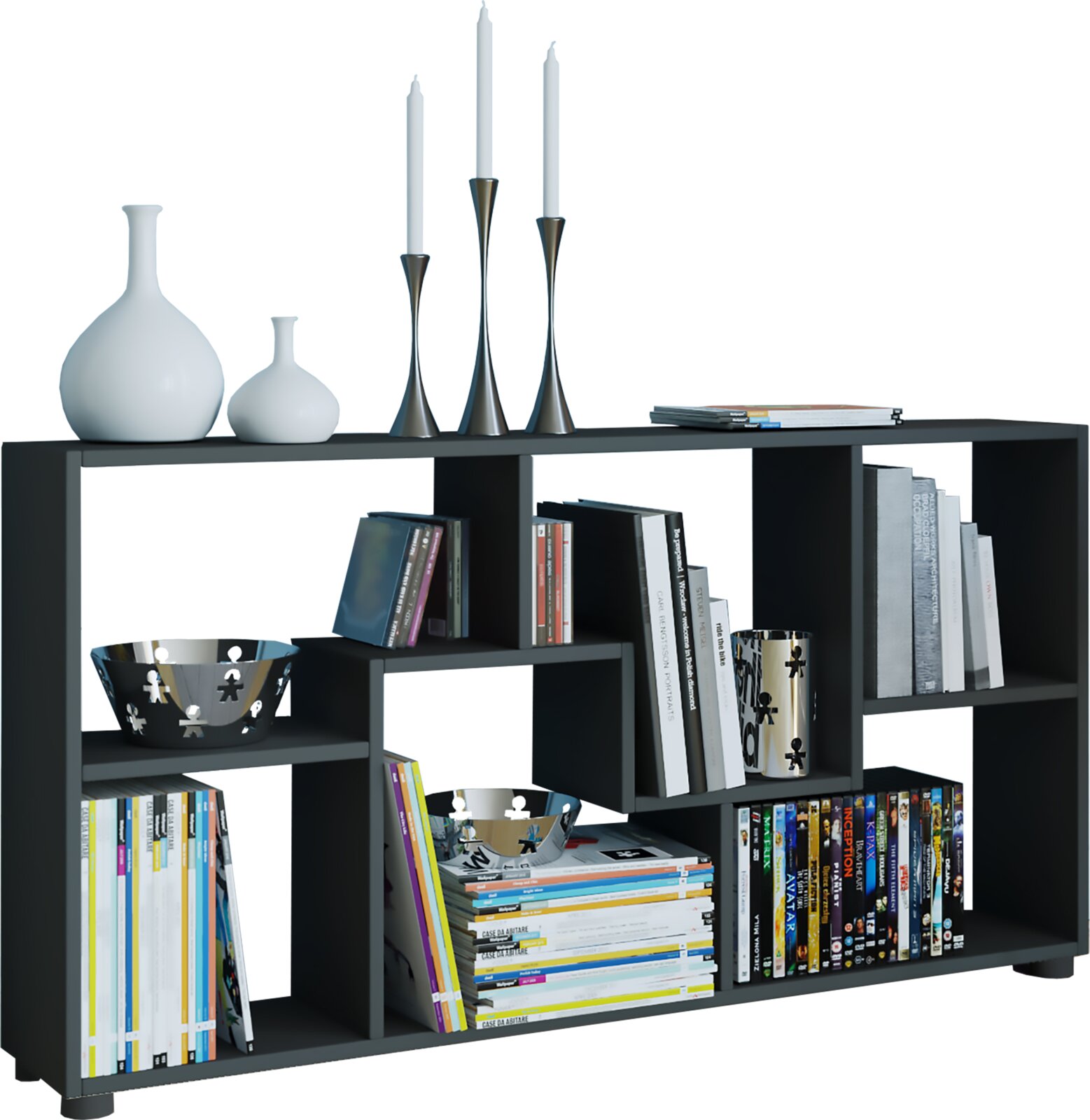 Modernes schwarzes Bücherregal/Sideboard mit offenen Fächern, gefüllt mit Büchern und DVDs sowie Dekoration (Vasen, Kerzenhalter, Schalen), freigestellt auf weißem Hintergrund, Perspektive: frontale Ansicht leicht von links.