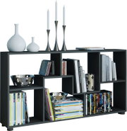 Modernes schwarzes Bücherregal/Sideboard mit offenen Fächern, gefüllt mit Büchern und DVDs sowie Dekoration (Vasen, Kerzenhalter, Schalen), freigestellt auf weißem Hintergrund, Perspektive: frontale Ansicht leicht von links.
