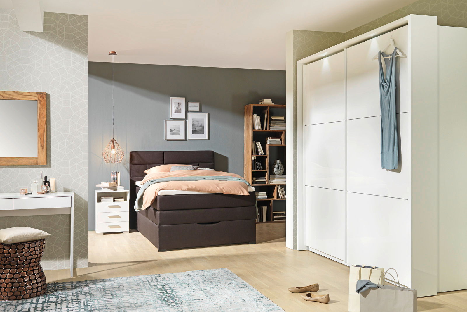 Moderner, weißer Schwebetürenschrank mit zwei Türen, frontal fotografiert, in einem stilvoll eingerichteten Schlafzimmer.