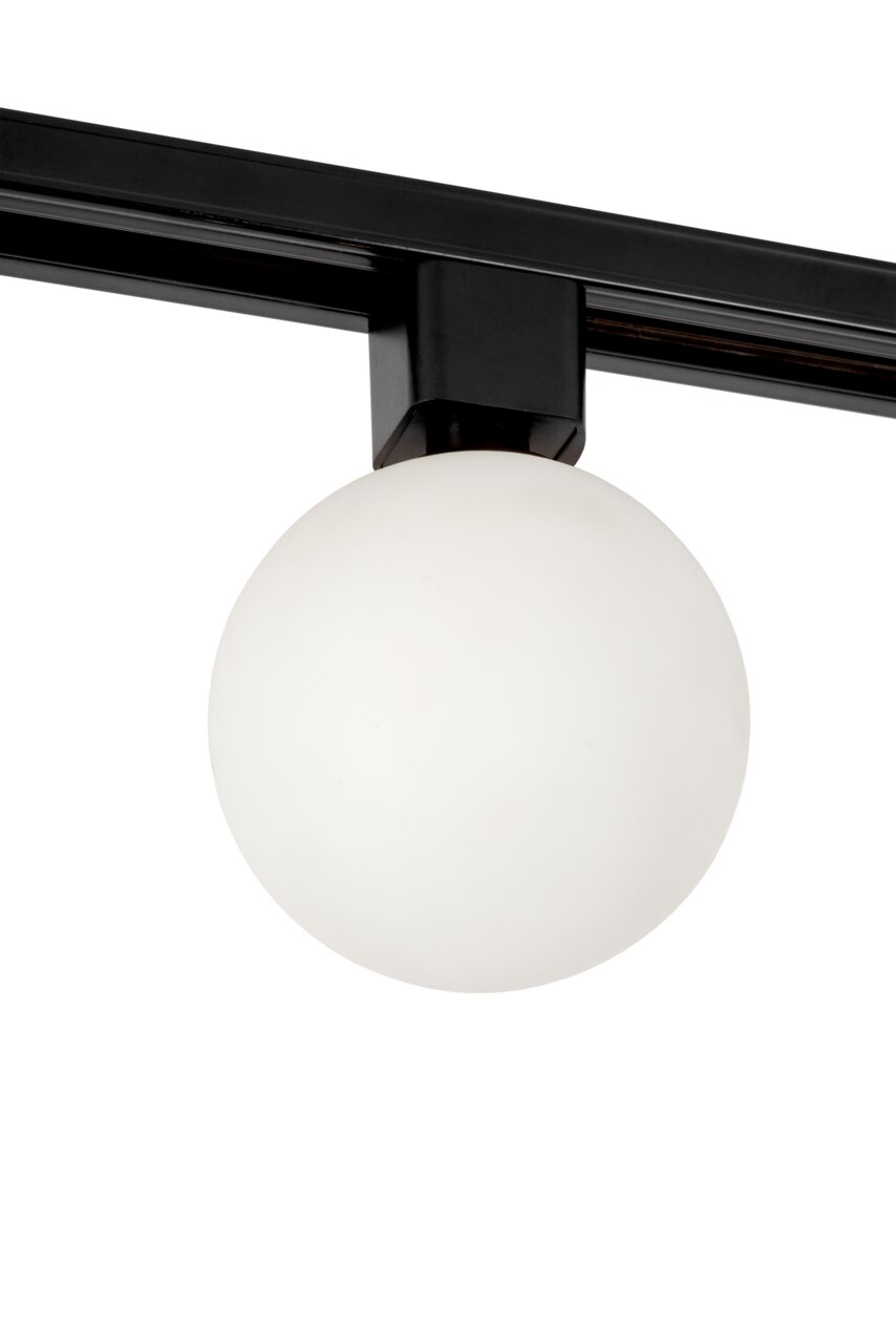 Nahaufnahme eines schwarzen Strahlers mit weißer Glaskugel, montiert an einer Schiene.