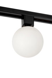 Nahaufnahme eines schwarzen Strahlers mit weißer Glaskugel, montiert an einer Schiene.