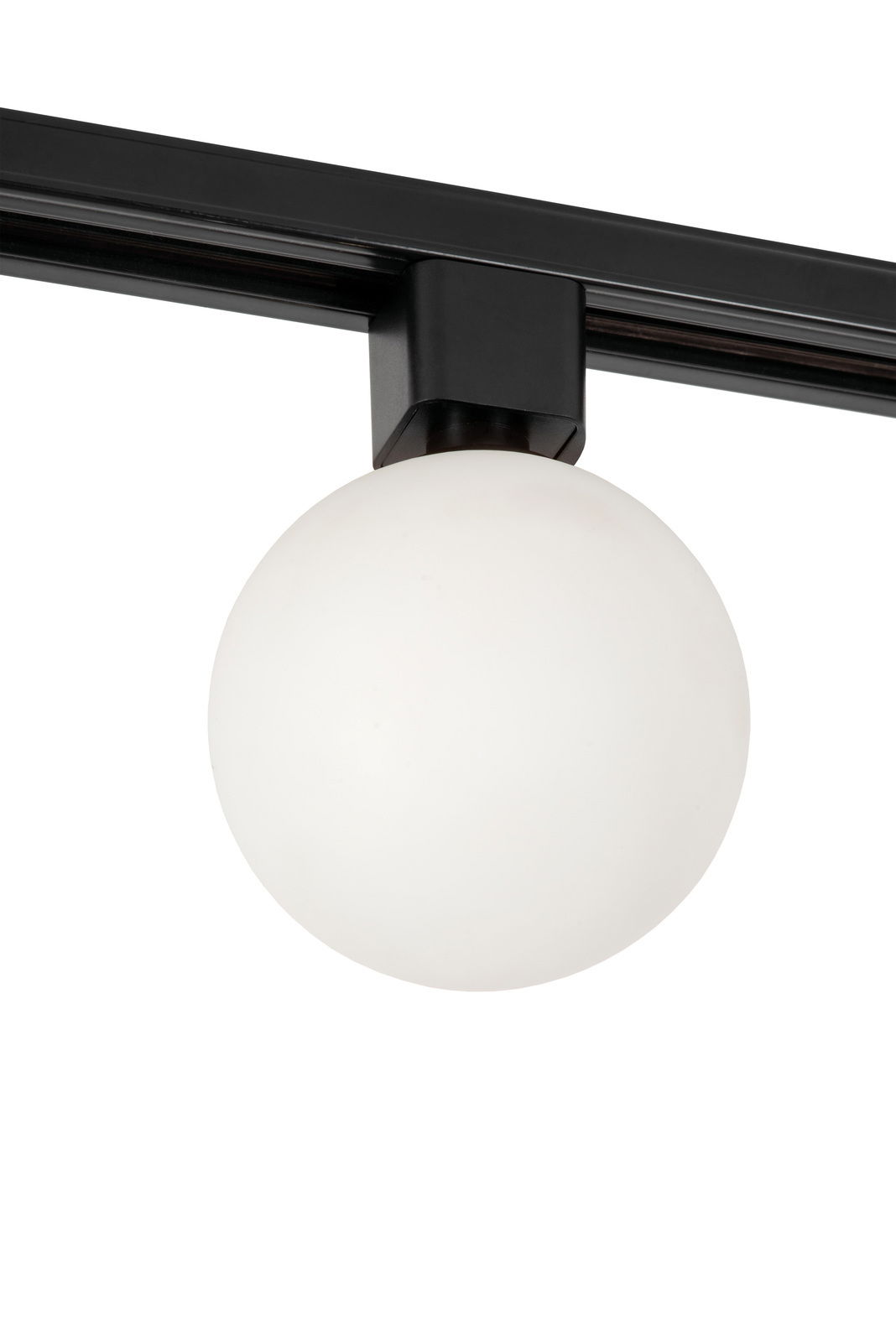 Nahaufnahme eines schwarzen Strahlers mit weißer Glaskugel, montiert an einer Schiene.